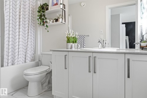 5108 Lark Crescent Nw, Edmonton, AB - Indoor Photo Showing Bathroom