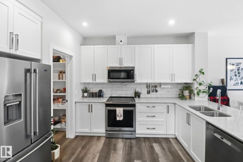 5108 Lark Crescent Nw, Edmonton, AB - Indoor Photo Showing Kitchen With Double Sink With Upgraded Kitchen
