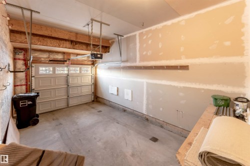 1625 Melrose Place, Edmonton, AB - Indoor Photo Showing Garage
