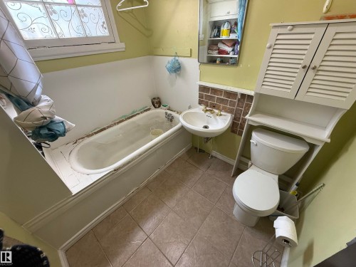 12027 93 Street, Edmonton, AB - Indoor Photo Showing Bathroom