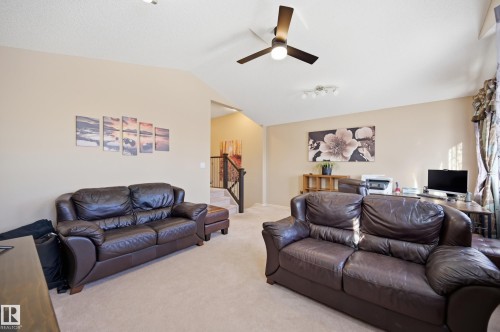 40 Becker Crescent, Fort Saskatchewan, AB - Indoor Photo Showing Living Room