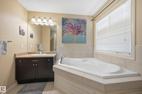 40 Becker Crescent, Fort Saskatchewan, AB - Indoor Photo Showing Bathroom