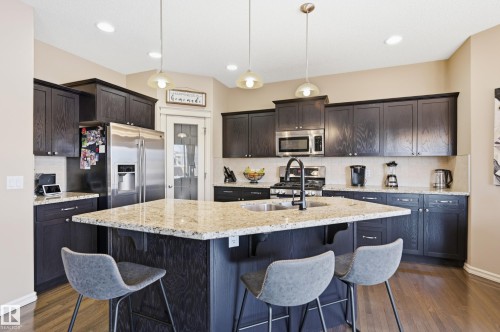 40 Becker Crescent, Fort Saskatchewan, AB - Indoor Photo Showing Kitchen With Double Sink With Upgraded Kitchen