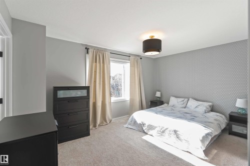 2122 Glenridding Way, Edmonton, AB - Indoor Photo Showing Bedroom