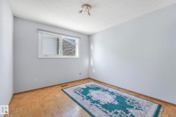 Unfurnished room with parquet floors and a textured ceiling - 