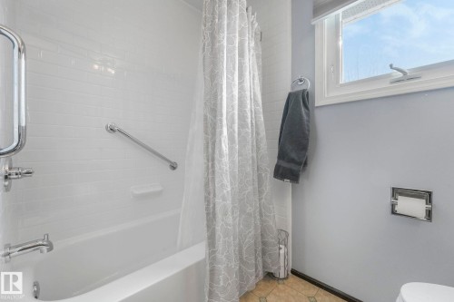 Full bath featuring shower / tub combo with curtain and toilet - 760 Knottwood Road S, Edmonton, AB - Indoor Photo Showing Bathroom