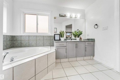 3319 18 Street, Edmonton, AB - Indoor Photo Showing Bathroom