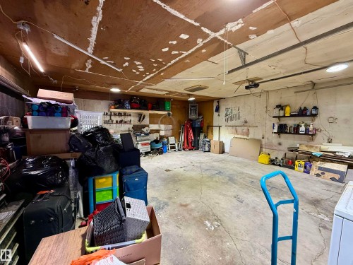 5072 43 St, Drayton Valley, AB - Indoor Photo Showing Garage