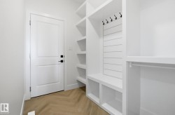 Mudroom with parquet floors - 