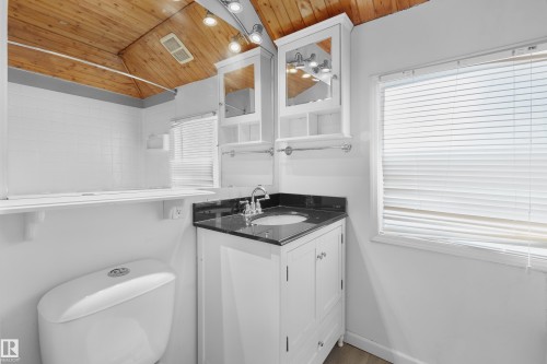 11212 75 Avenue, Edmonton, AB - Indoor Photo Showing Bathroom