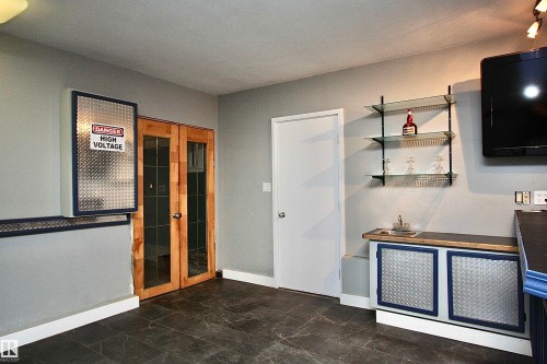 3905 65 Street, Camrose, AB - Indoor