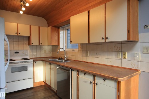 3905 65 Street, Camrose, AB - Indoor Photo Showing Kitchen With Double Sink