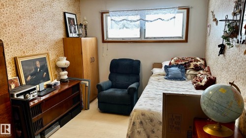 Bedroom with wallpapered walls - 52012 Hwy 21, Rural Strathcona County, AB - Indoor