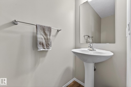 9040 Cooper Link, Edmonton, AB - Indoor Photo Showing Bathroom