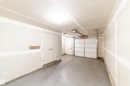 22 2560 Pegasus Boulevard, Edmonton, AB - Indoor Photo Showing Garage