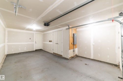 22 2560 Pegasus Boulevard, Edmonton, AB - Indoor Photo Showing Garage
