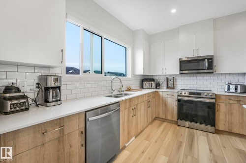 7182 177A Avenue, Edmonton, AB - Indoor Photo Showing Kitchen With Stainless Steel Kitchen With Double Sink With Upgraded Kitchen