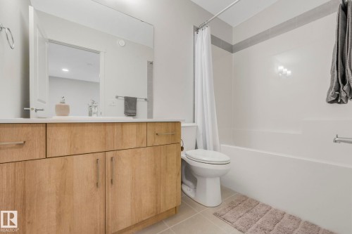 7182 177A Avenue, Edmonton, AB - Indoor Photo Showing Bathroom