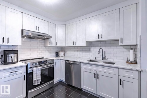 516 3 Perron Street, St. Albert, AB - Indoor Photo Showing Kitchen With Stainless Steel Kitchen With Upgraded Kitchen