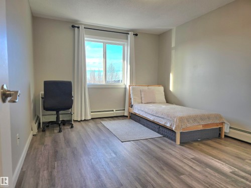 204 240 Spruce Ridge Road, Spruce Grove, AB - Indoor Photo Showing Bedroom