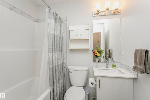 19627 28 Avenue, Edmonton, AB - Indoor Photo Showing Bathroom