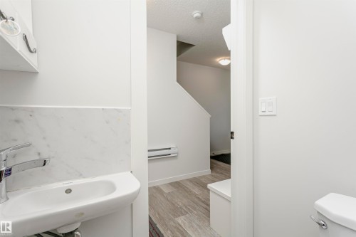 19627 28 Avenue, Edmonton, AB - Indoor Photo Showing Bathroom