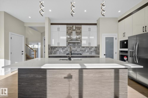 181 Edgewater Circle, Leduc, AB - Indoor Photo Showing Kitchen With Upgraded Kitchen