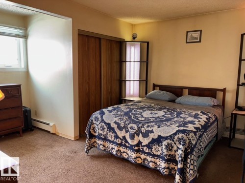 8043 Tudor Glen, St. Albert, AB - Indoor Photo Showing Bedroom