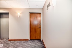 Property entrance with elevator - 