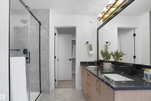 3327 Chernowsi Way, Edmonton, AB - Indoor Photo Showing Bathroom