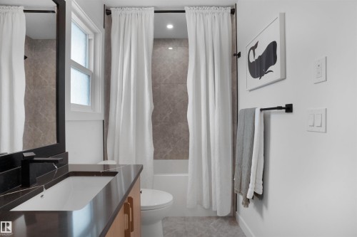 3327 Chernowsi Way, Edmonton, AB - Indoor Photo Showing Bathroom