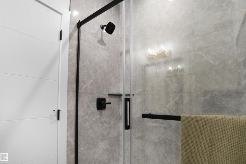 3327 Chernowsi Way, Edmonton, AB - Indoor Photo Showing Bathroom