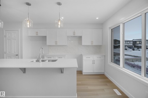 18172 73 Street, Edmonton, AB - Indoor Photo Showing Kitchen With Upgraded Kitchen