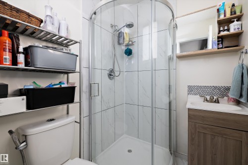9804 156 Avenue, Edmonton, AB - Indoor Photo Showing Bathroom