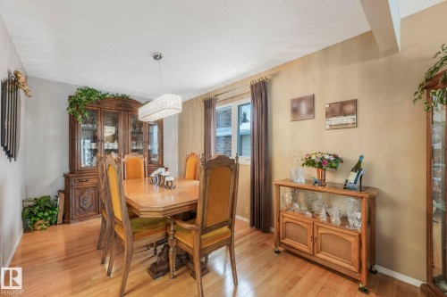 Dining room featuring light wood-style floors and baseboards - 15909 112 B Street Nw, Edmonton, AB - Indoor Photo Showing Dining Room