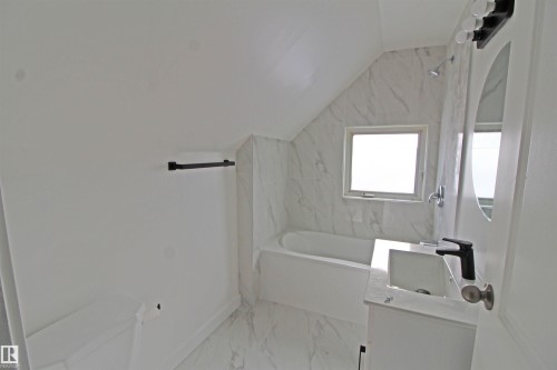 4729 49 Avenue, Wetaskiwin, AB - Indoor Photo Showing Bathroom