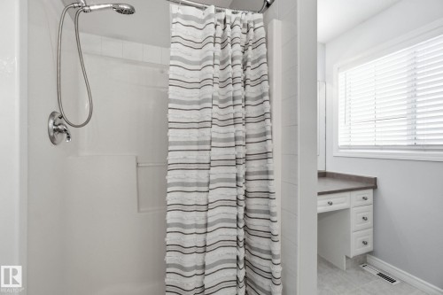 5302 57 Avenue, Stony Plain, AB - Indoor Photo Showing Bathroom