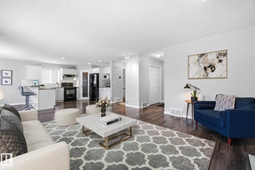 5302 57 Avenue, Stony Plain, AB - Indoor Photo Showing Living Room