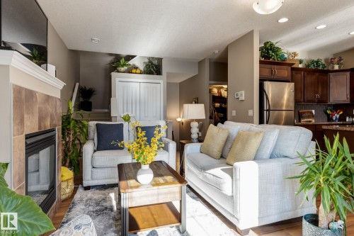 91 7293 South Terwillegar Drive, Edmonton, AB - Indoor Photo Showing Living Room