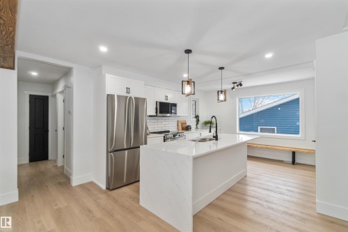 6719 95 Avenue, Edmonton, AB - Indoor Photo Showing Kitchen With Upgraded Kitchen