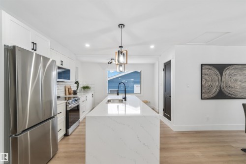 6719 95 Avenue, Edmonton, AB - Indoor Photo Showing Kitchen With Double Sink With Upgraded Kitchen