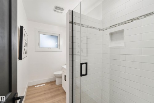 6719 95 Avenue, Edmonton, AB - Indoor Photo Showing Bathroom