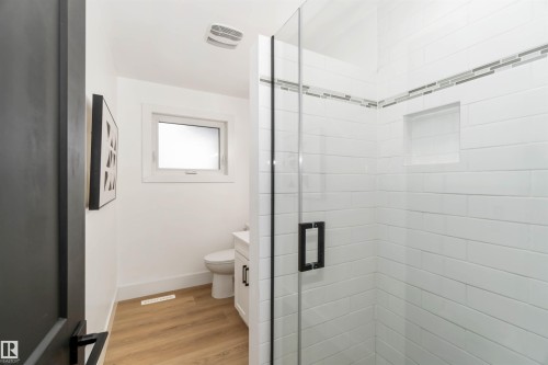 6719 95 Avenue, Edmonton, AB - Indoor Photo Showing Bathroom