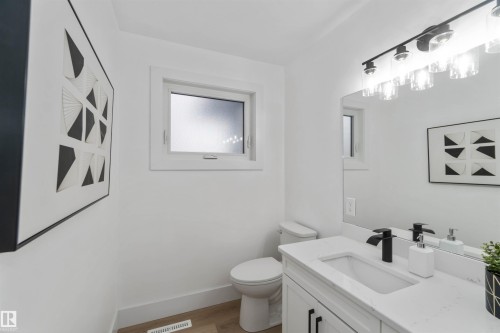 6719 95 Avenue, Edmonton, AB - Indoor Photo Showing Bathroom