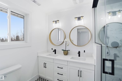 6719 95 Avenue, Edmonton, AB - Indoor Photo Showing Bathroom