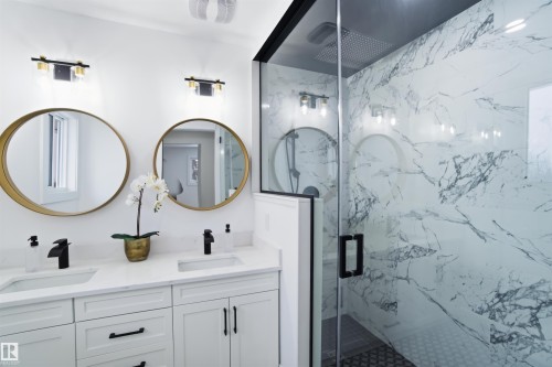 6719 95 Avenue, Edmonton, AB - Indoor Photo Showing Bathroom