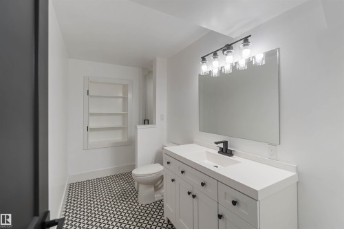 6719 95 Avenue, Edmonton, AB - Indoor Photo Showing Bathroom