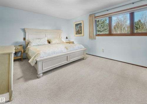 10908 Bearspaw Drive W, Edmonton, AB - Indoor Photo Showing Bedroom