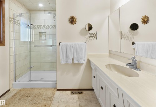 10908 Bearspaw Drive W, Edmonton, AB - Indoor Photo Showing Bathroom