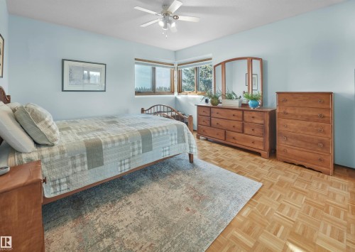 10908 Bearspaw Drive W, Edmonton, AB - Indoor Photo Showing Bedroom